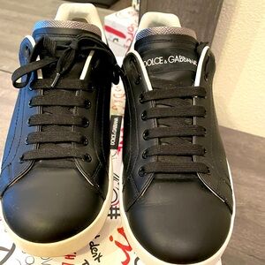 Dolce&Gabbana
Leather Low-Top Sneakers

Color: BLACK/WHITE

Size: 41 EU (8D US